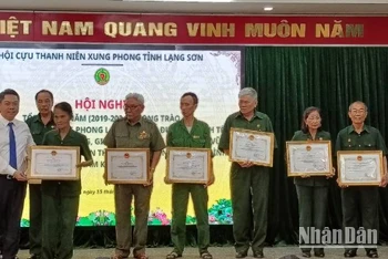 Phó Chủ tịch Ủy ban nhân dân tỉnh Lạng Sơn, Đoàn Thanh Sơn, tặng Bằng khen của Chủ tịch Ủy ban nhân dân tỉnh cho các tập thể và cá nhân có thành tích xuất sắc trong phong trào thi đua làm kinh tế giỏi.