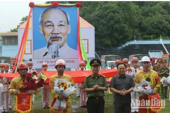 Đại diện lãnh đạo Ủy ban nhân dân tỉnh tặng cờ và hoa cho các đội tham dự Hội thi.