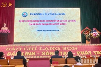Đại diện lãnh đạo tỉnh Lạng Sơn cùng các đại biểu dự buổi gặp mặt Kỷ niệm 99 năm Ngày Báo chí cách mạng Việt Nam.
