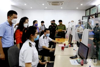 Các đại biểu Hội đồng nhân dân tỉnh Lạng Sơn kiểm tra, giám sát thực hiện khai báo trên nền tảng cửa khẩu số tại cửa khẩu quốc tế Hữu Nghị (huyện Cao Lộc).