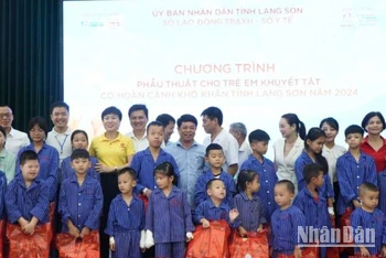 Các đại biểu và nhà hảo tâm tặng quà cho trẻ em khuyết tật được chỉ định phẫu thuật.