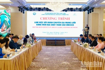 Các đại biểu dự, làm việc với đoàn chuyên gia UNESCO về thẩm định thực địa hồ sơ đề nghị công nhận Công viên địa chất Lạng Sơn là Công viên địa chất toàn cầu UNESCO.