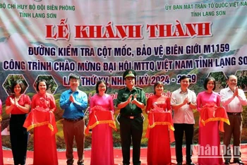 Các đại biểu cắt băng khánh thành công trình đường kiểm tra cột mốc, bảo vệ biên giới M1159, Thanh Lòa, Cao Lộc, Lạng Sơn.