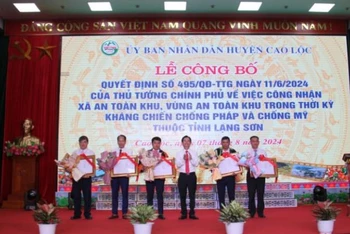 Lãnh đạo Ủy ban nhân dân huyện Cao Lộc (Lạng Sơn) trao Quyết định của Thủ tướng Chính phủ về công nhận xã An toàn khu cho lãnh đạo các xã được công nhận.