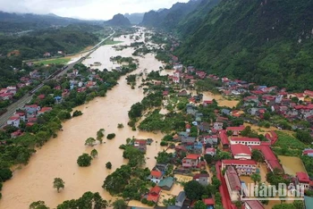 Thị trấn Đồng Mỏ, Chi Lăng (Lạng Sơn) chìm trong nước lũ.