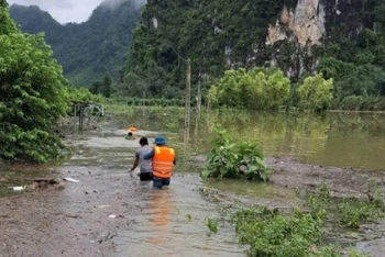 Đường vào xóm Lân Lì, thôn Bãi Danh, xã Yên Sơn, huyện Hữu Lũng, (Lạng Sơn), hiện vẫn bị cô lập do bão số 3.