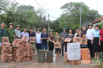 Đại diện lãnh đạo Ủy ban Mặt trận Tổ quốc Việt Nam tỉnh Lạng Sơn đến thăm, hỗ trợ nhu yếu phẩm cho người dân xã Minh Hòa, Hữu Lũng, Lạng Sơn.