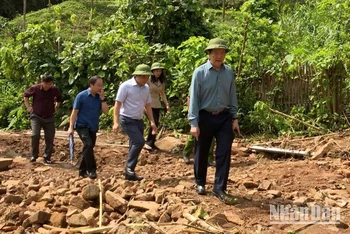 Đoàn công tác do đồng chí Mai văn Chính, Trưởng Ban Dân vận Trung ương đến thăm, kiểm tra khắc phục hậu quả bão số 3 ở thôn Làng Bu 1, xã Lâm Sơn, huyện Chi Lăng, tỉnh Lạng Sơn.