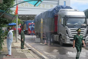 Cán bộ, chiến sĩ Đồn Biên phòng cửa khẩu Chi Ma, Lộc Bình, (Lạng Sơn), thường xuyên kiểm tra xe hàng hóa xuất, nhập khẩu qua cửa khẩu.