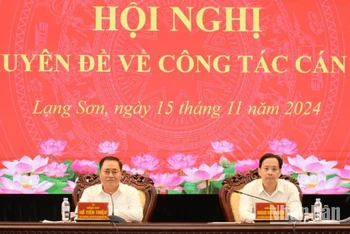 Đồng chí Hoàng Văn Nghiệm, Phó Bí thư Thường trực Tỉnh ủy, Trưởng đoàn đại biểu Quốc hội tỉnh Lạng Sơn cùng đồng chí Hồ Tiến Thiệu, Phó Bí thư Tỉnh ủy, Chủ tịch Ủy ban nhân dân tỉnh chủ trì hội nghị.