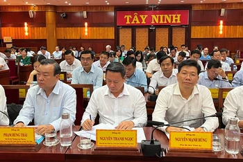 Các đồng chí lãnh đạo tỉnh Tây Ninh tại hội nghị.