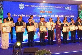Đại diện các doanh nghiệp nhận chứng nhận “Sản phẩm, dịch vụ tiêu biểu Thành phố Hồ Chí Minh” năm 2023 và Bằng khen của Ủy ban nhân dân Thành phố. 
