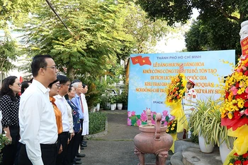Các đại biểu Thành phố Hồ Chí Minh dâng hoa, dâng hương tưởng niệm đồng chí Trần Phú tại Khu trại giam Bệnh viện Chợ Quán sáng 28/12.