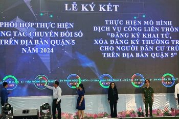 Ủy ban nhân dân quận 5, Công an quận 5 và Bệnh viện Phạm Ngọc Thạch, Bệnh viện Nguyễn Tri Phương ký kết liên tịch về thực hiện dịch vụ công trực tuyến.
