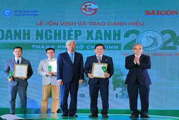 Lãnh đạo Ủy ban nhân dân Thành phố Hồ Chí Minh và Ban tổ chức trao danh hiệu “Doanh nghiệp xanh Thành phố Hồ Chí Minh” năm 2024 cho Tổng Công ty Thương mại Sài Gòn.