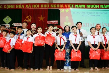 Tặng quà động viên các em học sinh trung tâm