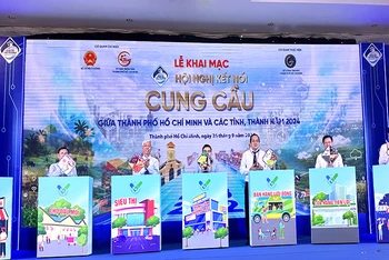 Các đại biểu thực hiện nghi thức kết nối đặc sản các vùng-miền tại lễ khai mạc.