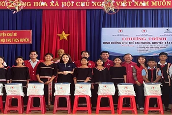 Trao hàng trăm suất ăn dinh dưỡng và quà cho học sinh Trường Phổ thông Dân tộc nội trú huyện Chư Sê (Gia Lai).