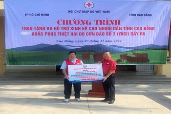 Trao bảng tượng trưng kinh phí hỗ trợ bò giống trị giá 1,5 tỷ đồng cho nhân dân Cao Bằng.