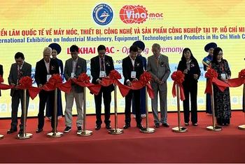 Các đại biểu thực hiện nghi thức khai mạc triển lãm.