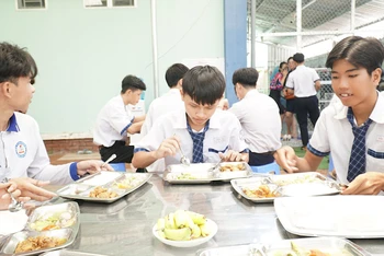 Thí sinh Trường trung học phổ thông Thới Lai ăn cơm trưa tại trường.