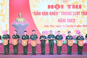 Bộ Chỉ huy quân sự thành phố Cần Thơ tặng cờ cho các đơn vị tham gia hội thị.
