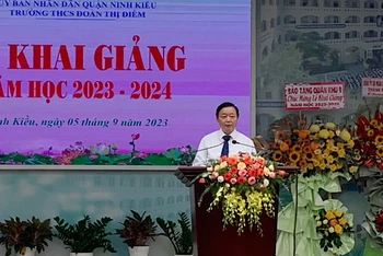 Phó Thủ tướng Trần Hồng Hà phát biểu tại lễ khai giảng năm học mới Trường trung học cơ sở Đoàn Thị Điểm.