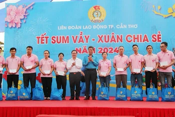 Lãnh đạo Cần Thơ và Tổng Liên đoàn lao động Việt Nam tặng quà cho công nhân tại chương trình.