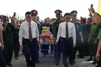 Nguyên Chủ tịch nước Trương Tấn Sang và Phó Thủ tướng Vũ Đức Đam tham gia nghi thức truy điệu, an táng hài cốt liệt sĩ tại Nghĩa trang Liệt sĩ Quốc gia Vị Xuyên.