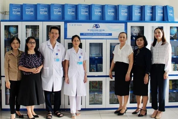 Trao tặng “Tủ sách xanh cho em” cho Khoa Nhi, Bệnh viện Đa khoa tỉnh Quảng Ninh.