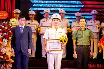 Chủ tịch UBND tỉnh Điện Biên Lê Thành Đô và Đại tá Ngô Thanh Bình, Giám đốc Công an tỉnh Điện Biên tặng giấy khen điển hình tiên tiến cho các cá nhân.