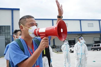 PGS, TS Nguyễn Lân Hiếu cầm loa động viên F0 tại Khu điều trị bệnh nhân Covid-19 trên địa bàn tỉnh Bình Dương vào năm 2021.