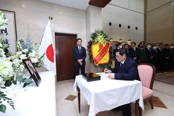 Thủ tướng Phạm Minh Chính ghi sổ tang tưởng niệm cố Thủ tướng Nhật Bản Abe Shinzo. (Ảnh: Dương Giang/TTXVN)