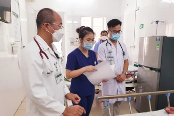 Nhiều ca sốt xuất huyết đang điều trị tại Bệnh viện Bạch Mai. 