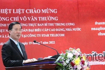 Đồng chí Võ Văn Thưởng đánh giá Công ty Star Telecom là một trong những hình mẫu về hợp tác, đầu tư, kinh doanh của Việt Nam tại Lào. (Ảnh: XUÂN SƠN)