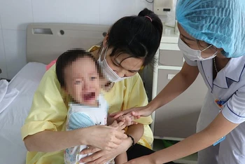 Bệnh nhi mắc cúm nằm điều trị tại Bệnh viện Thanh Nhàn. 