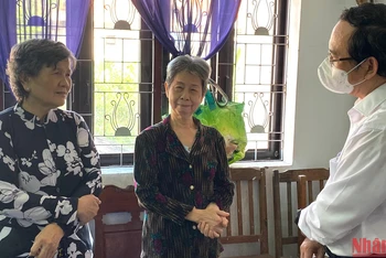 Đồng chí Nguyễn Văn Nên thăm hỏi cụ Nguyễn Thị Hoa (73 tuổi) và cụ Nguyễn Thị Bé (74 tuổi) được chăm sóc tại Trung tâm Dưỡng lão Thị Nghè.