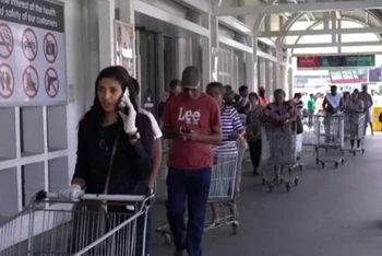 Người dân Nam Phi xếp hàng tại một trung tâm mua sắm. (Nguồn: africanews.com)