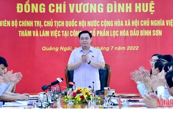 Chủ tịch Quốc hội Vương Đình Huệ chủ trì buổi làm việc với Công ty cổ phần lọc hóa dầu Bình Sơn, tỉnh Quảng Ngãi. (Ảnh: DUY LINH)