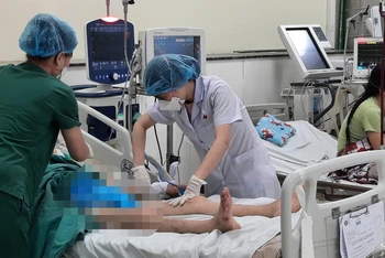 Bệnh nhân nặng điều trị tại Bệnh viện Bệnh Nhiệt đới Trung ương. 