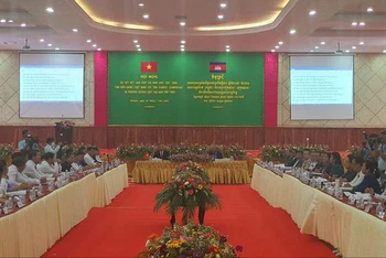 Hội nghị sơ kết kết quả hợp tác giữa hai tỉnh Kiên Giang và Kampot (Campuchia).