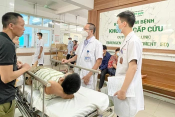 Khu cấp cứu, Bệnh viện Hữu nghị Việt Đức luôn quá tải. 