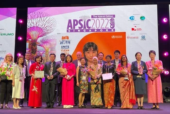 GS, TSKH Nguyễn Thế Hoàng (đứng thứ 5) nhận giải thưởng Vệ sinh tay xuất sắc châu Á-Thái Bình Dương năm 2021 tại APSIC 2022.