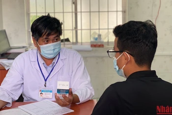 Bác sĩ tư vấn cho khách hàng về điều trị PrEP tại Trung tâm Y tế thị xã Phú Mỹ, Vũng Tàu.