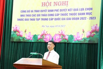 Ông Lê Thanh Dũng, Giám đốc Trung tâm Mua sắm tập trung thuốc quốc gia chia sẻ thông tin tại lễ công bố.