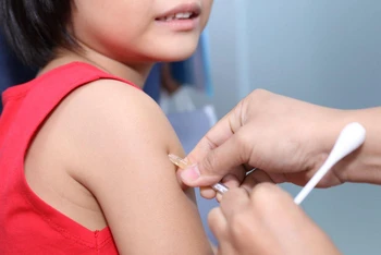 Trẻ tiêm vaccine cúm mùa. 