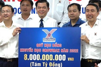 Công ty TNHH Thức ăn thủy sản GrowMax và Báo Nông nghiệp Việt Nam công bố thành lập Quỹ khuyến học GrowMax với số tiền 8 tỷ đồng dành cho học sinh nghèo các tỉnh ven biển. 