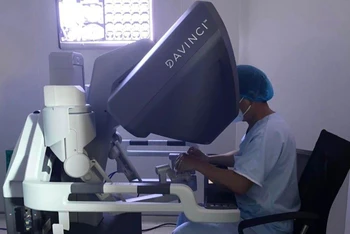 Hệ thống Robot Davinci thế hệ Xi hiện đại nhất được ứng dụng trong điều trị ung thư.