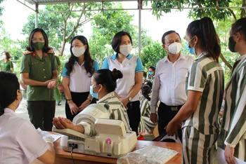 Bác sĩ Bệnh viện Phụ sản Hà Nội thăm khám sức khỏe cho nữ phạm nhân. 