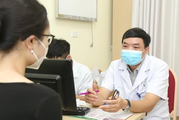 TS Dương Trọng Hiền, Trưởng khoa Phẫu thuật Cấp cứu Tiêu hóa khám cho người bệnh.